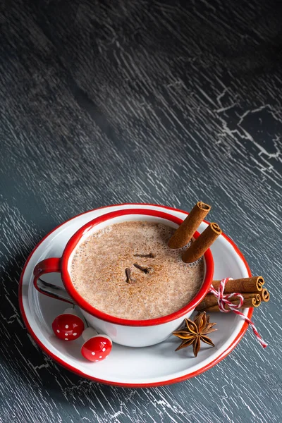 Čaj Latte Nebo Kořeněné Horké Čokoládové Kakao Červeném Bílém Hrnku — Stock fotografie