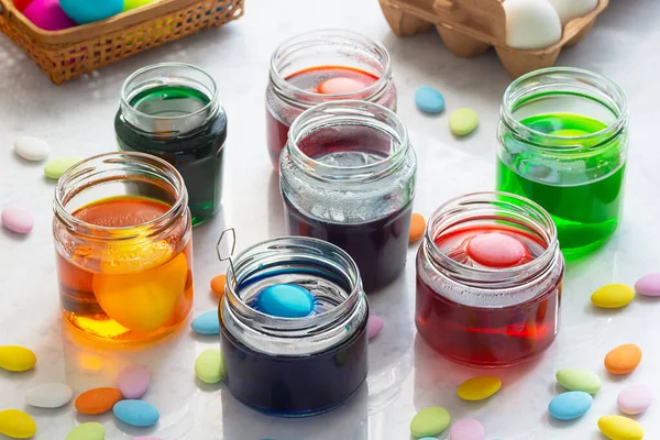 Barwienie Pisanek Kolorowym Farbowaniu Szklanych Słoikach Wielobarwnym Cukierkiem Wielkanocnym Marmurowym — Zdjęcie stockowe