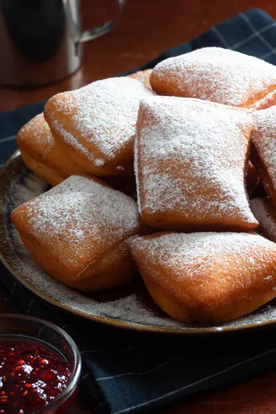 New Orleans Usulü Çörekler Kızarmış Hamur Tatlısı Üzerine Pudra Şekeri Telifsiz Stok Imajlar