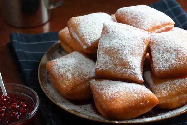 New Orleans Usulü Çörekler Kızarmış Hamur Tatlısı Üzerine Pudra Şekeri Stok Resim
