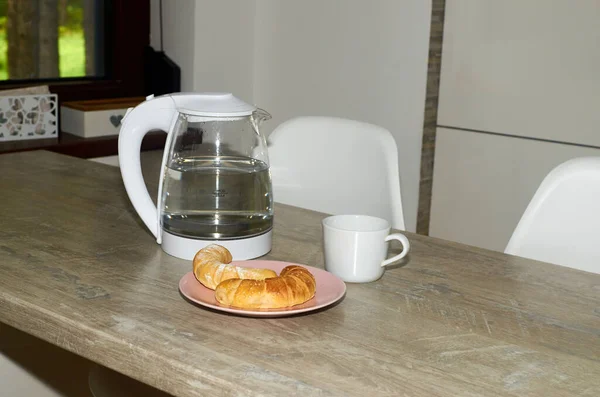 Круассаны Чашка Кофе Приготовленные Завтрак Накрытые Стол — стоковое фото