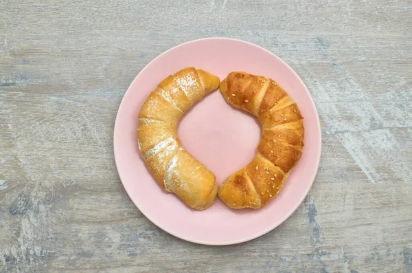 Frische Croissants Auf Einem Rosafarbenen Teller Von Oben Geschossen — Stockfoto