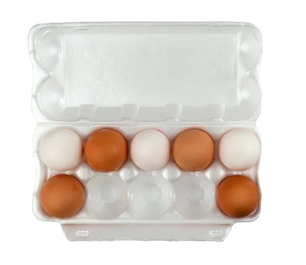 Offene Eierschachtel Mit Sieben Weißen Und Braunen Eiern Isoliert Vom — Stockfoto