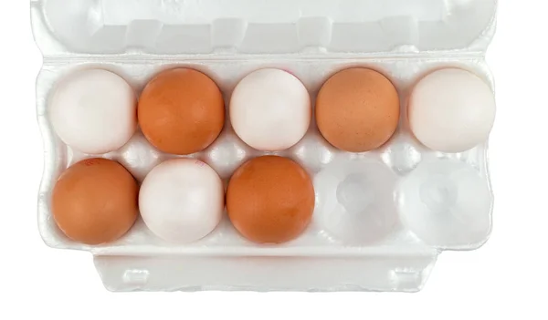 打开装有8个白色和褐色卵子的卵盒 独立于背景 泡菜包装或蛋盒内新鲜有机鸡蛋概览 — 图库照片