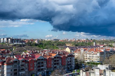Şehir binalarının dörtte birinin üzerinde fırtınalı gökyüzü ve yağmurlu bulutlar