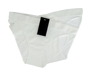 Şeffaf arka planda siyah etiketli bir kadın için iki beyaz külot.