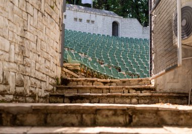 Taş basamaklar ve kapı açık hava amfi tiyatrosuna açılıyor..