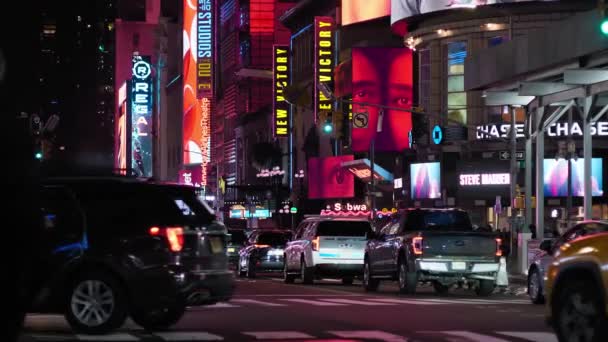 曼哈顿 2023 时代广场42街的慢镜头 街道上亮着广告牌和霓虹灯 — 图库视频影像