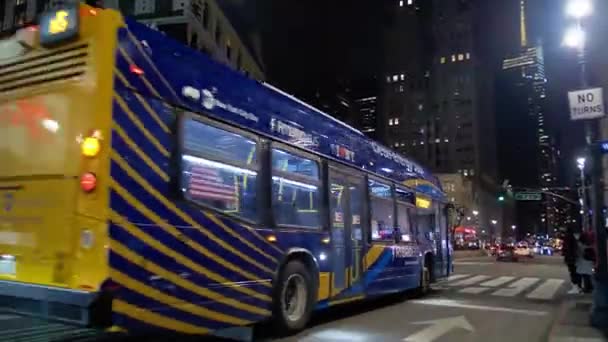 曼哈顿 2023 Mta巴士在6街与世界最大的汽车商店Macy Herald Square一起驶向北方 — 图库视频影像