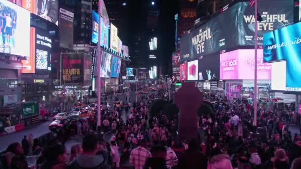 マンハッタン ニューヨーク 2023 活気のあるタイムズスクエアで大規模で賑やかな群衆の広い眺め 広告の看板が夜を照らし 刺激的な雰囲気を作り出します — ストック動画