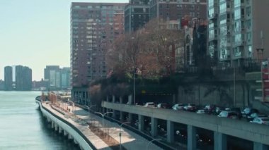 Manhattan, New York, ABD (4-2-2023) - Yayalar için yeni yapılmış bir altyapıya paralel olarak FDR Drive 'daki yoğun trafiğin görüntüsü 