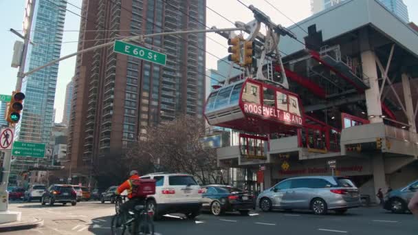 美国纽约曼哈顿 2023 在罗斯福岛缆车总站靠近东60街和第二大道的通行 有轨电车停靠 — 图库视频影像