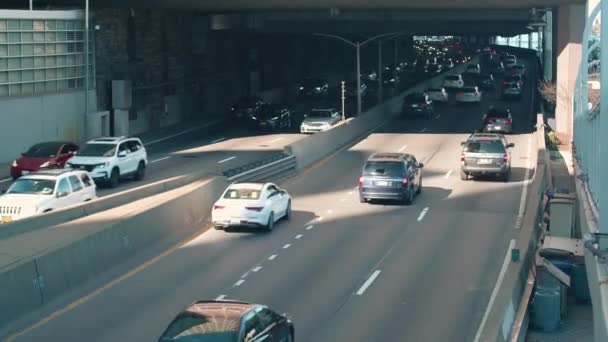 Einbahnstraßenverkehr Durch Unterführung Auf Autobahn — Stockvideo