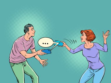 İki kişi telefonda bir kurye aracılığıyla iletişim kuruyor. Pop art retro vektör illüstrasyonu 50 'ler 60' lar klasik klasikler