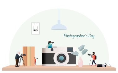 Profesyonel ekipman kullanan minyatür fotoğrafçılar, fotoğrafçılık, hobi ve tutku için bir konsept illüstrasyon olan dev bir klasik fotoğraf makinesinin etrafında fotoğraf çekiyorlar.