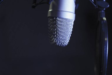 Profesyonel mikrofon profesyonel stüdyonun havasında asılı.