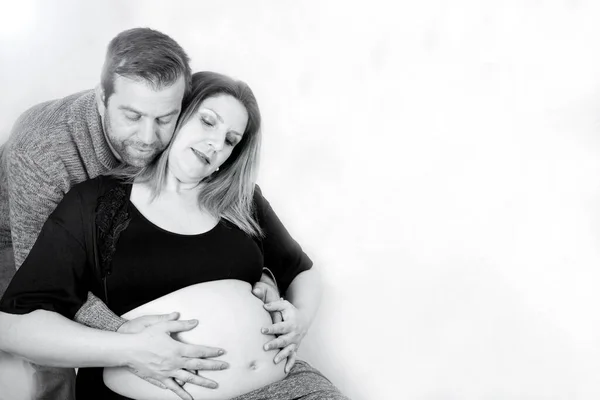 Acht Maanden Zwangere Vrouw Vader Knuffelen Haar Gelukkige Uitdrukking — Stockfoto