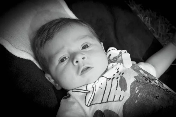 Двомісячна Дитина Лежить Рушнику Щасливий Вираз — стокове фото