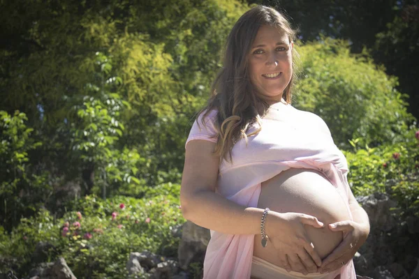 Zwangere Vrouw Met Roze Jurk Een Park Zonnige Dag — Stockfoto