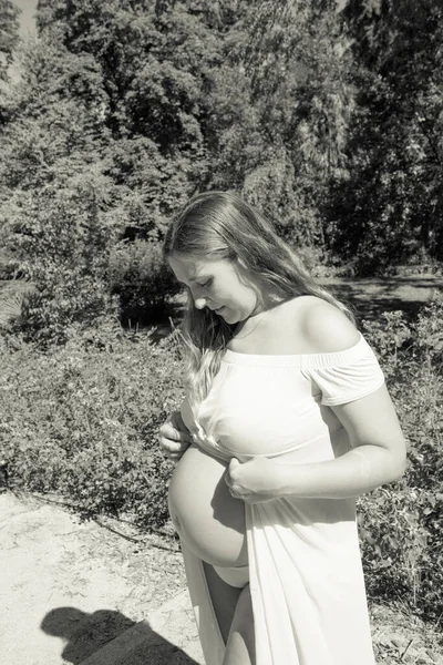 Zeven Maanden Zwangere Vrouw Gekleed Roze Gelukkige Uitdrukking — Stockfoto