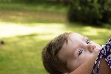 İki aylık bebek ağlamak üzere. Mutlu bir ifade yok.