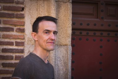 Olumlu ve sakin tavırlı neşeli bir adam. Dışarıda.