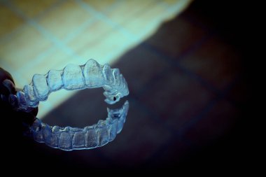 Işık arka planında görünmez diş düzenleyicisi. Kimse yok.