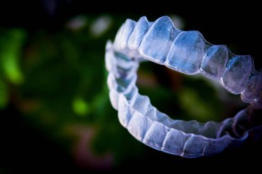 Işık arka planında görünmez diş düzenleyicisi. Kimse yok.