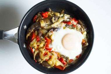 Haşlanmış yumurtalı sebze. Kimse yok.