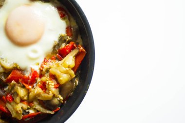 Haşlanmış yumurtalı sebze. Kimse yok.