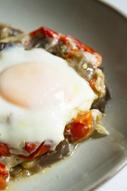 Haşlanmış yumurtalı sebze. Kimse yok.