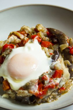 Haşlanmış yumurtalı sebze. Kimse yok.