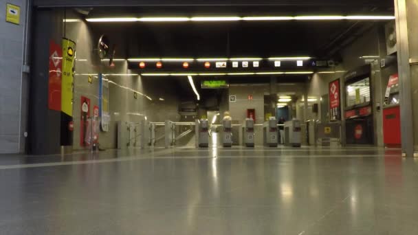 巴塞罗那地铁站的转门是通勤者开始每日旅行的地方 这些转门就陈列在这张城市形象中 一个女人进入车站时被拍照 — 图库视频影像