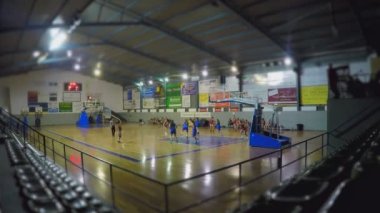Bu, bir bayan basketbol ligi maçının eğik kayma efektli görüntüsü..