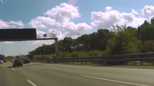 Jest Nagranie Autostrady Której Kilka Samochodów Zatrzymuje Się Powolnym Pasie — Wideo stockowe