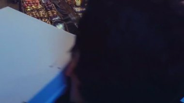 Bu, büyük bir şehrin sokaklarındaki çikolata ve şeker pazarının Noel görüntüsü..