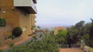Bu, yakınlardaki dağdan çekilen büyük bir şehrin görüntüleri. Şehir bulutların içinde, sisin içinde kayboldu..