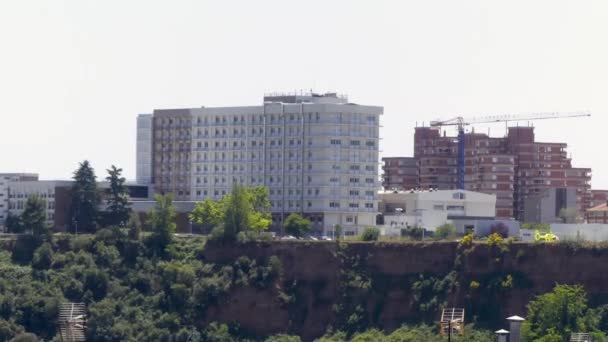 Dua Bangunan Tengah Tengah Gedung Sebuah Metropolis Satu Merah Tua — Stok Video