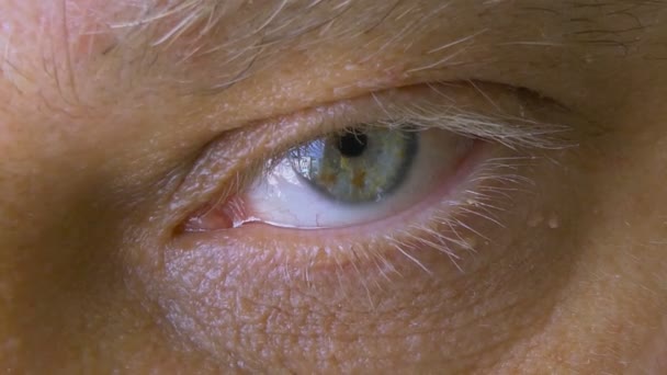 Снимок Крупным Планом Глаза Человека Который Резко Смотрит Вдаль Взгляд — стоковое видео