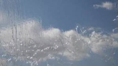 Bu bir kentsel şelalenin görüntüsü. Kaba insanlar sırt çantasının içinde hareket ederken görülebilir ve hareketi belirten bir ağaç vardır..