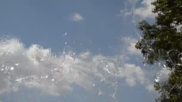 Felhők Mozgása Egy Átlátszó Vízesésen Keresztül Egy Városi Parkban Nyugalmat — Stock videók