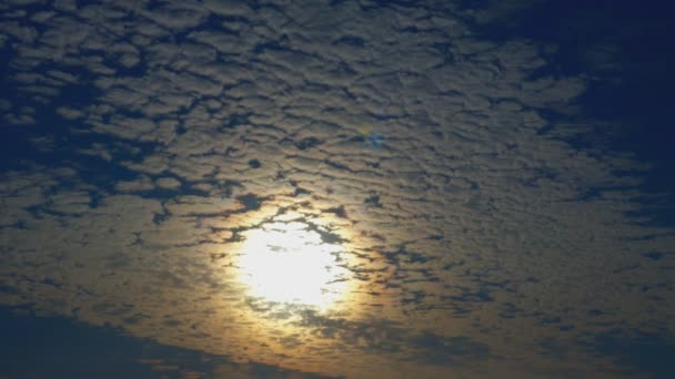 Sun Clouds Ist Filmmaterial Der Sonne Durch Die Wolken Wie — Stockvideo
