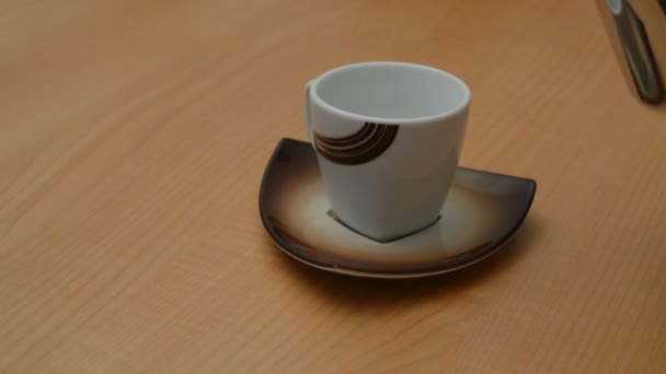 这是把黑咖啡倒入小杯的镜头 — 图库视频影像