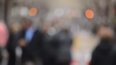 Bu, inşaat işçileri tarafından boşaltılan büyük bir kamyonun görüntüsü. Büyük levhalar ya da beton kirişleri konteynır bölgesinde kullanılmaya hazır.. 