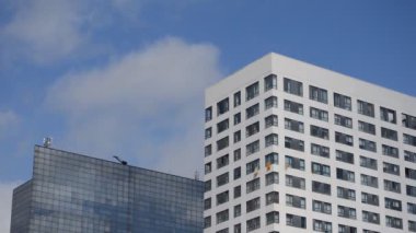 Bu, inşaat işçileri tarafından boşaltılan büyük bir kamyonun görüntüsü. Büyük levhalar ya da beton kirişleri konteynır bölgesinde kullanılmaya hazır.. 