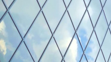 Bu, onlar saldırırken bulutları yansıtan cam bir binanın görüntüsü. Saldırı devam ettikçe hava karışıyor ve grileşiyor..