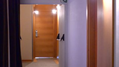 Bu, otel odasındaki ürpertici bir kapının görüntüsü. Garip kapı açık, ama gerçek kapı kapalı..