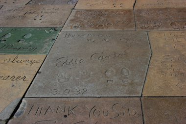 Los Angeles, Kaliforniya, ABD - 19 Mayıs 2014: Hollywood Bulvarı 'ndaki Hollywood Şöhret Yolu' nda El ve Ayak İzleri