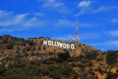 Los Angeles, Kaliforniya, ABD - 10 Kasım 2014: Hollywood Park Gölü 'nden görülen Hollywood tabelası Los Angeles, Kaliforniya' daki Santa Monica Dağları 'nın Hollywood Hills bölgesinde bulunan bir Amerikan kültürel simgesidir..
