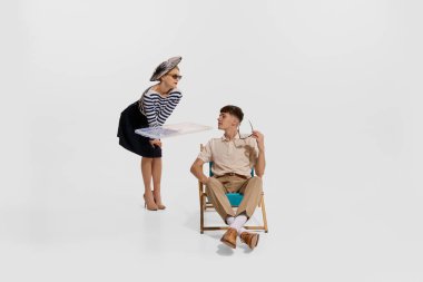 Seyahat eden genç bir adamın portresi, dinleniyor. Beyaz arka planda izole edilmiş çizgili gömlekli bir kadın. Yaz tatili konsepti, işgal, eski moda, klasik tarz. İlan için alanı kopyala